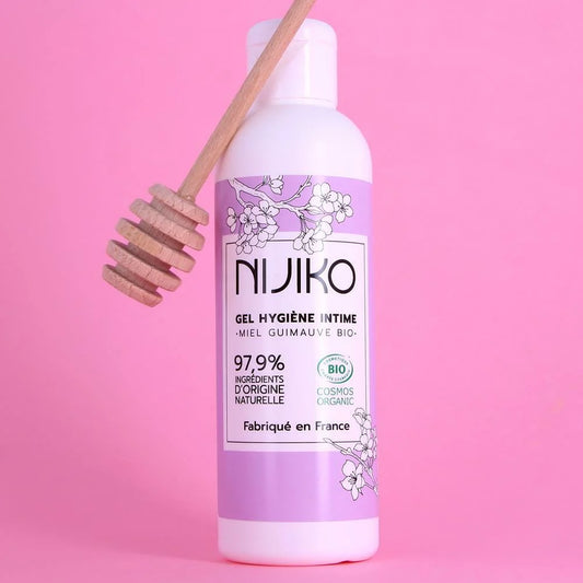 Gel Hygiène Intime Bio Miel Guimauve :
“Cuillère à miel non incluse – présente uniquement pour la mise en scène.”